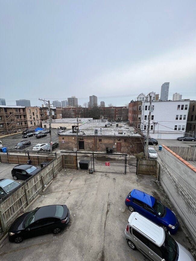 Building Photo - 4101 N Kenmore Ave