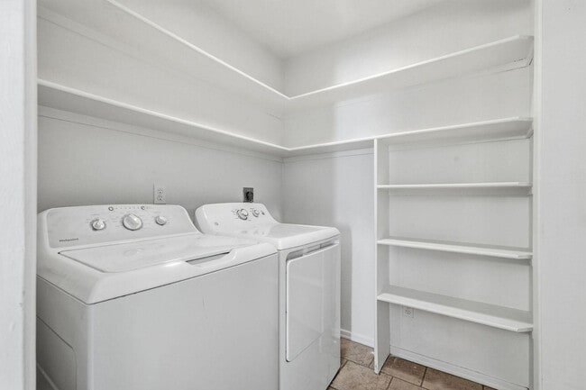 Building Photo - 2020 W Union Hills Dr