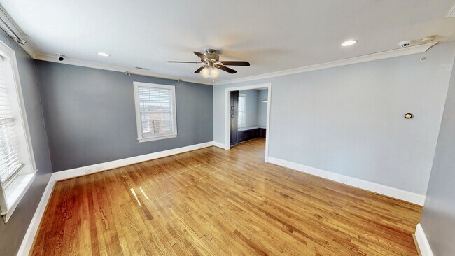 Building Photo - 2014 Roslyn Ave