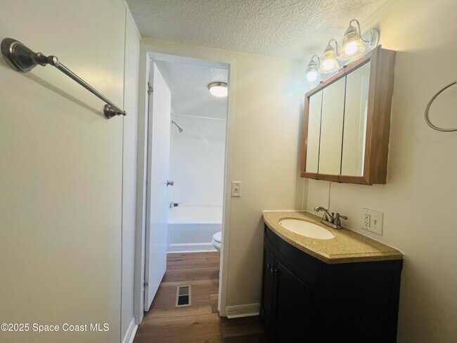 Building Photo - 1641 Ridge Dr