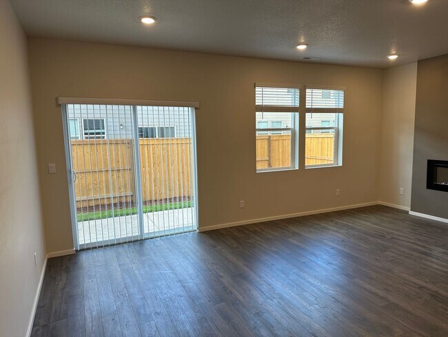 Building Photo - Newer single level 3-bedroom 2 bath house in Springfield!
