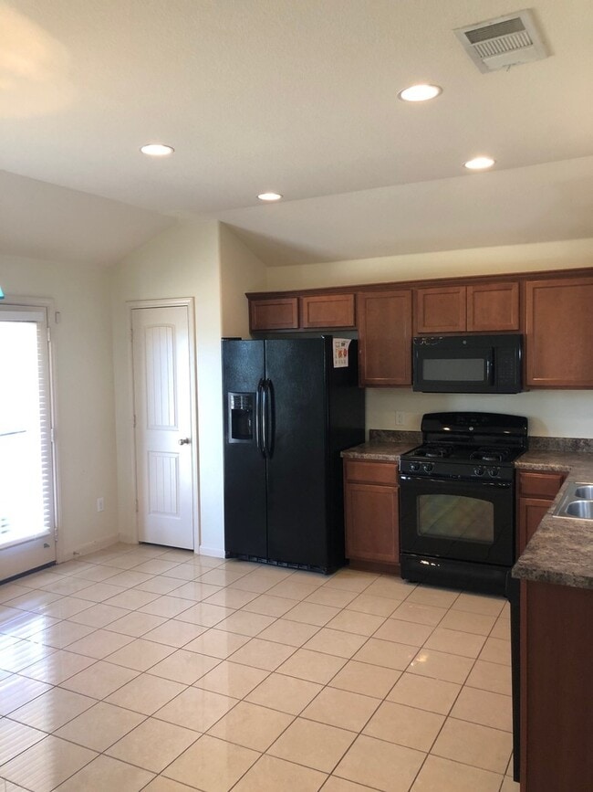 Building Photo - BEAUTIFUL 4 BEDROOMS / 2 BATH HOME IN HUNT...
