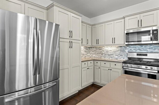 Building Photo - 13800 Lyndhurst St