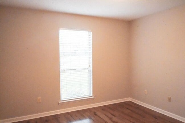 Building Photo - 438 Edgewater Dr