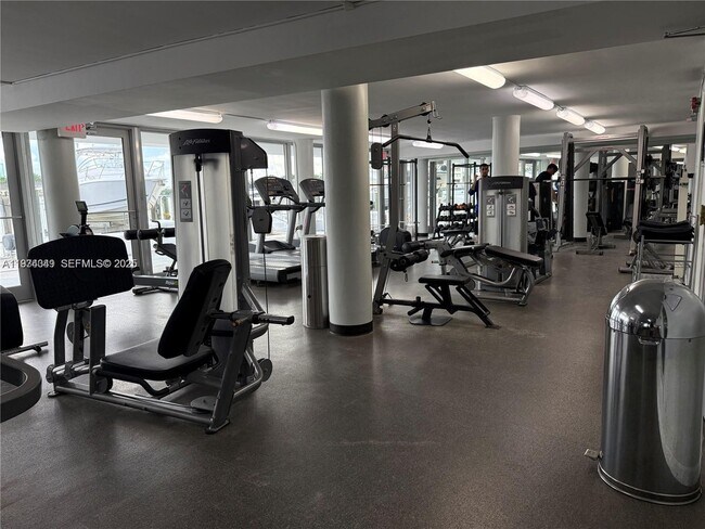 Building Photo - 900 Bay Dr