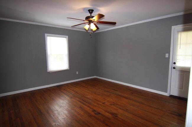 Building Photo - 2 Bedroom Pet Friendly Home For Rent!
