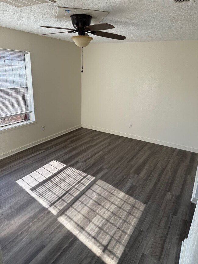 Building Photo - Newly Updated 2 Bed / 1 Bath Duplex