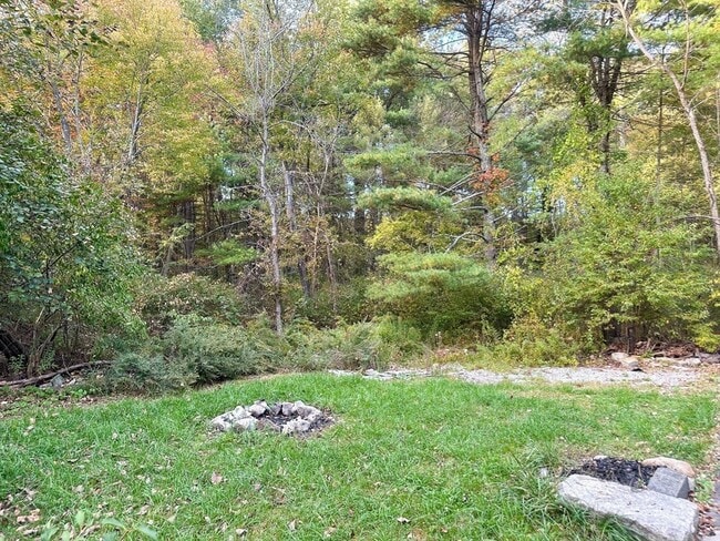 Building Photo - 125 Maple St