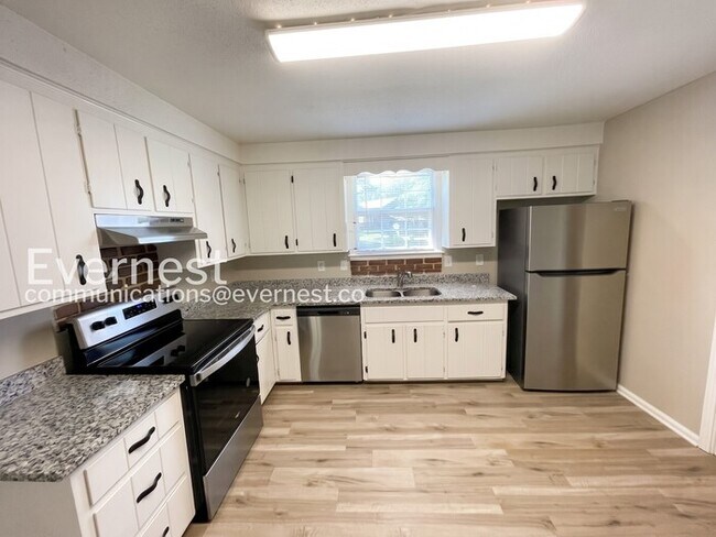 Building Photo - 3-Bedroom Home with Fenced Yard & Garage / Pet-Friendly / Available Now!