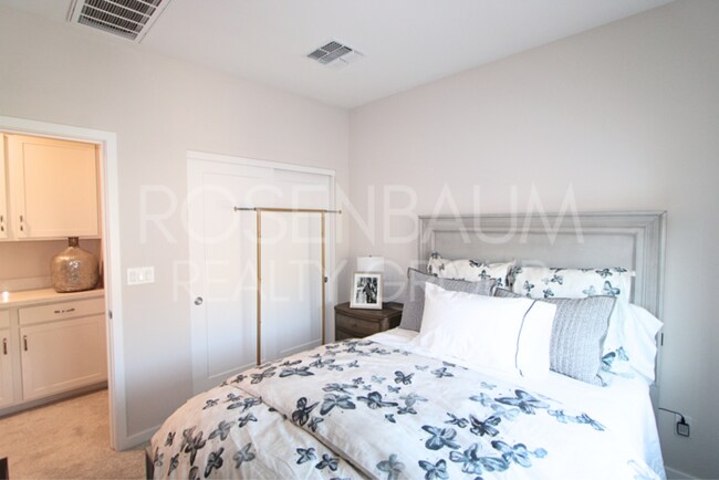 Building Photo - Stunning 3-beds, 2.5-baths townhome in the...
