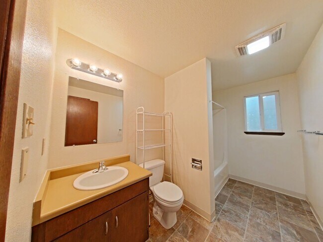 Building Photo - 3 Bedroom Duplex ~ Close to 9th Street ~ Pet Friendly