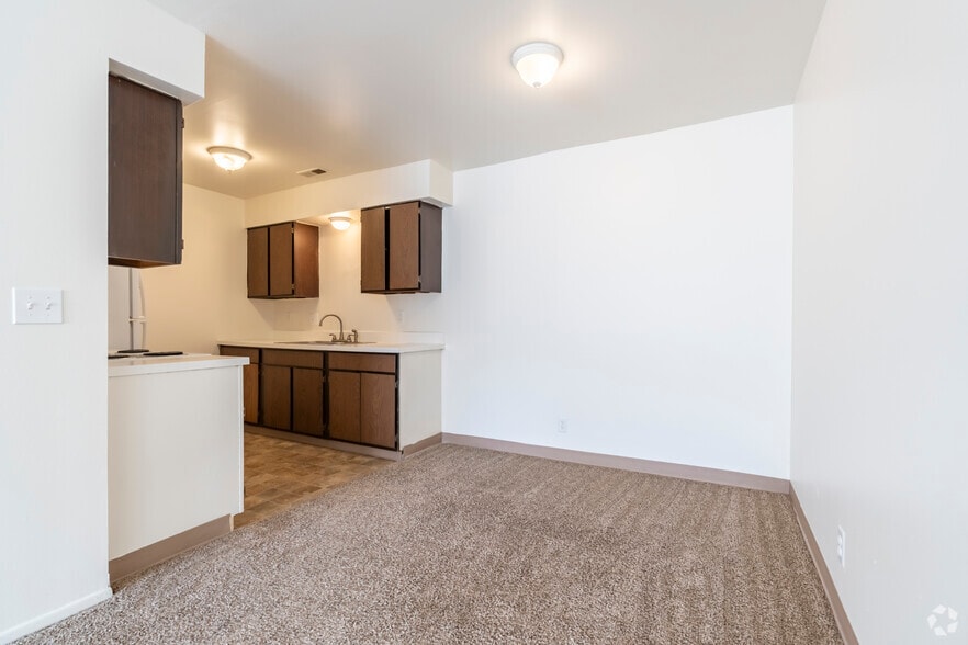 2BR, 1BA - 750SF - Dining Room - Grand Pointe