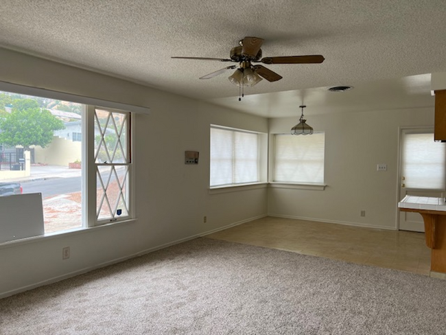 Building Photo - Hillside 3 Bed / 1 3/4 Bath Ranch Style Ho...