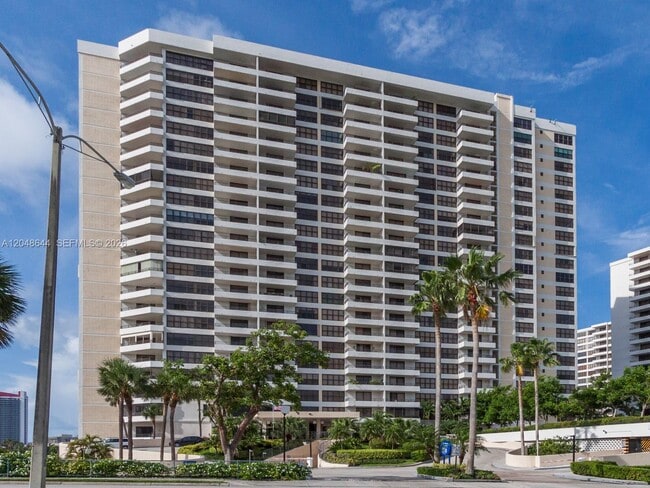 Building Photo - 2500 Parkview Dr