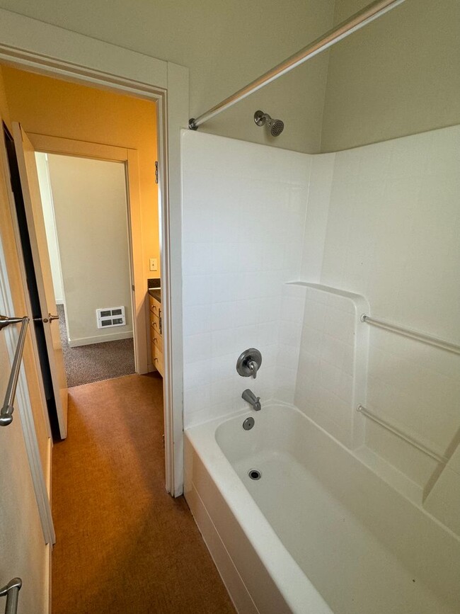 Building Photo - Spacious 9-Bedroom Home in Seattle’s Unive...