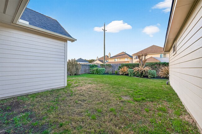 Building Photo - 8858 Distant Woods Dr