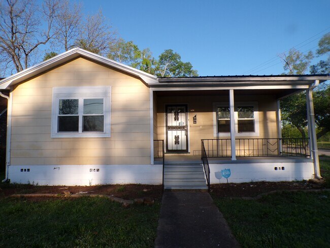 Primary Photo - 1400 19th Pl SW