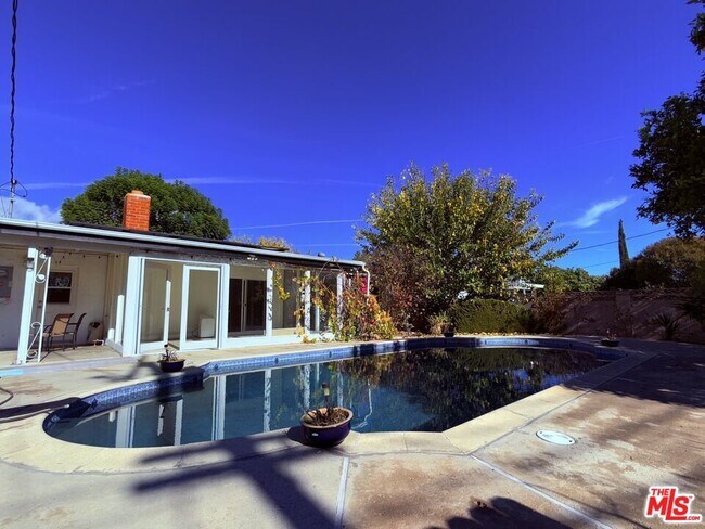 Building Photo - 23744 Hartland St