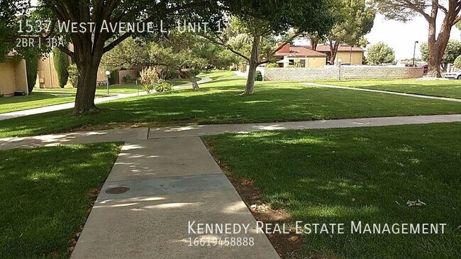Building Photo - Location, Location, Location! 2 Bedroom To...