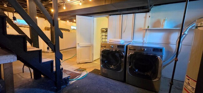 Building Photo - Newly Remodeled House for Rent in Shrewsbury!