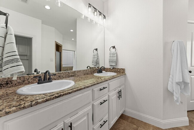 Building Photo - 1400 N Redondo Ave