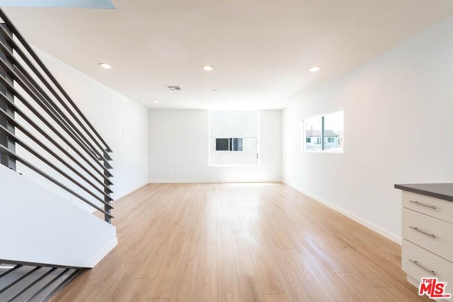 Building Photo - 758 1/2 N Ridgewood Pl