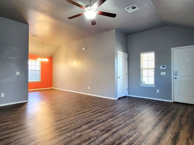 Building Photo - Introducing a charming 3-bedroom, 2-bathroom house located in the desirable area of Edmond, OK.