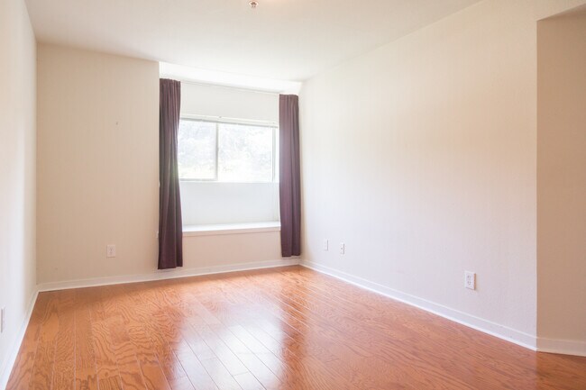 Building Photo - Conveniently Located Modern Two Bedroom Condo For Rent in Westwood Condominiums