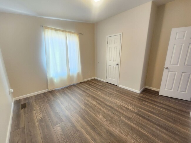 Building Photo - *MOVE IN SPECIAL* $200*