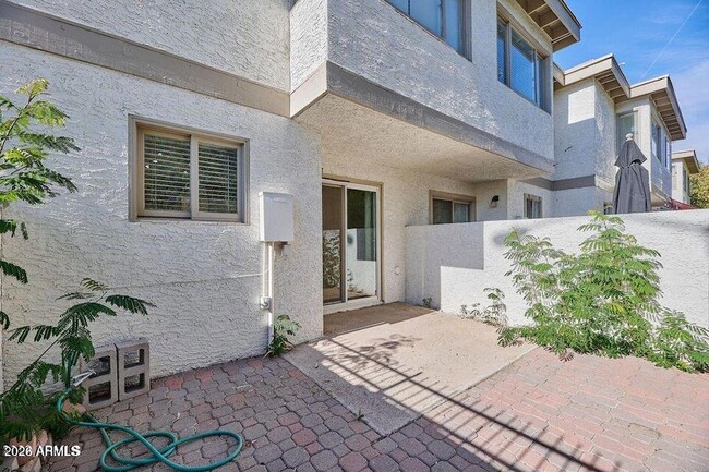 Building Photo - 1402 E Osborn Rd