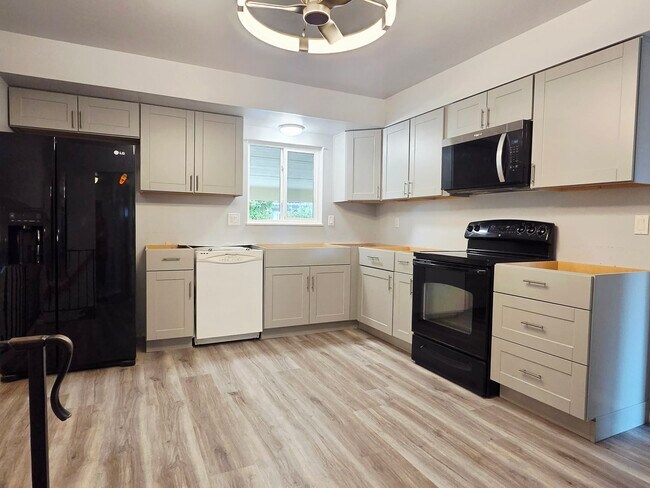 Building Photo - 250 Dolomite Dr