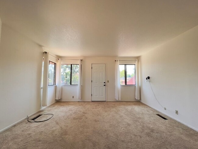 Building Photo - Spacious Three Bedroom Calistoga Home