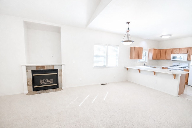 Building Photo - Beautiful 2x2.5 townhouse in NW Crossing! New hickory flooring coming soon!