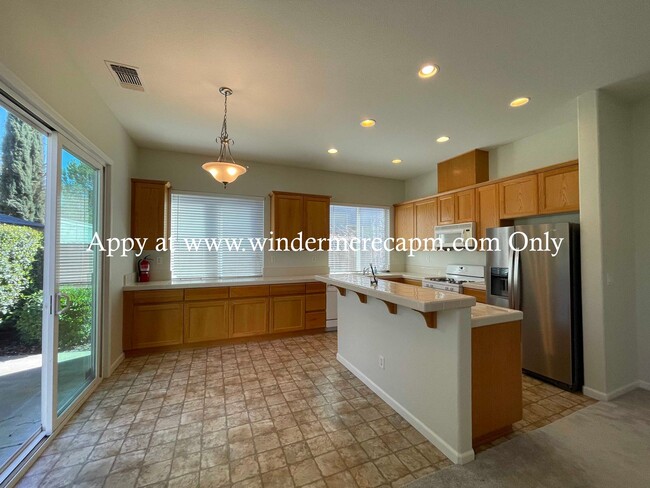 Building Photo - Beautifully Designed 3-Bdrm 2-Bath Home in...