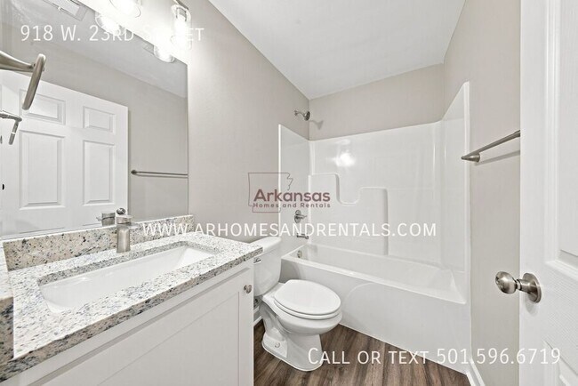 Building Photo - 918 W 23rd St