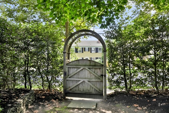 Building Photo - 20 Rosalie Ave