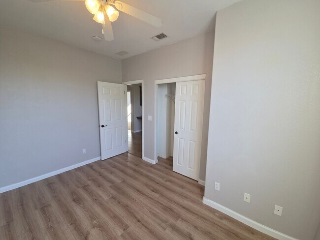 Building Photo - Gorgous 3 Bedroom 2/5 Bath home in HOA