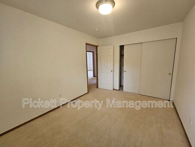 Building Photo - 5715 Gateway Ln NE