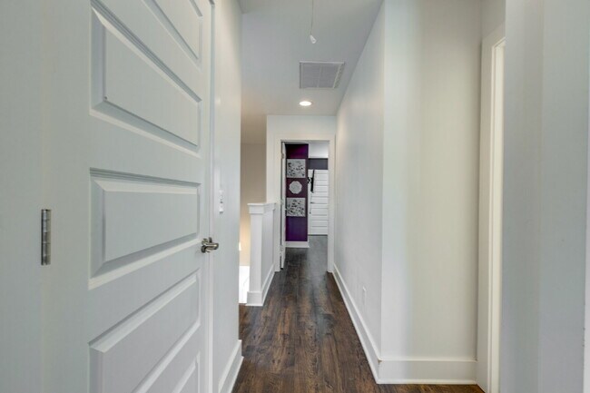 Building Photo - Convenient Nashville Rental Near Percy Pri...