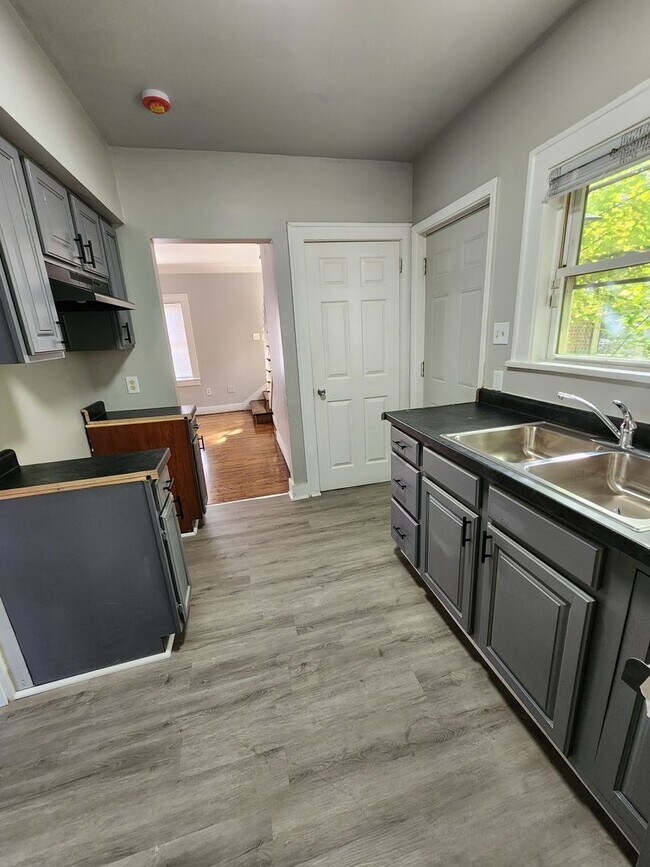 Building Photo - GLEN PARK LIVING! Near IUN & Golf Course!