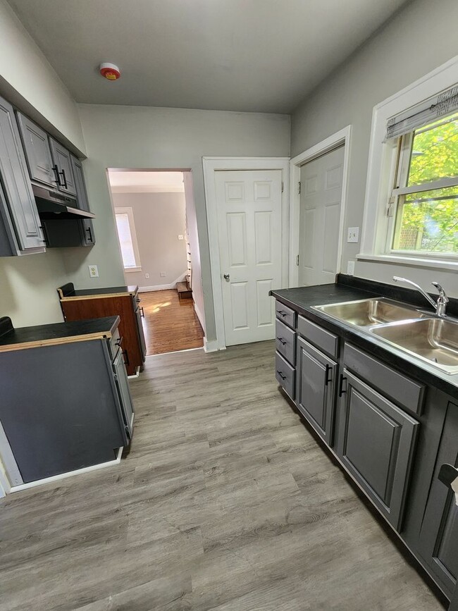 Building Photo - Large Glen Park Home! Original Hardwood Fl...