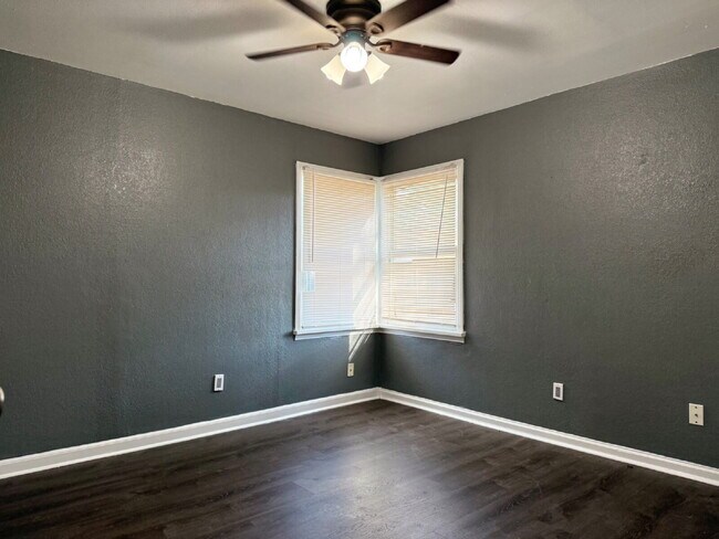 Building Photo - Steps from Beautiful  Park, Bonus Room & Central Lubbock Living!