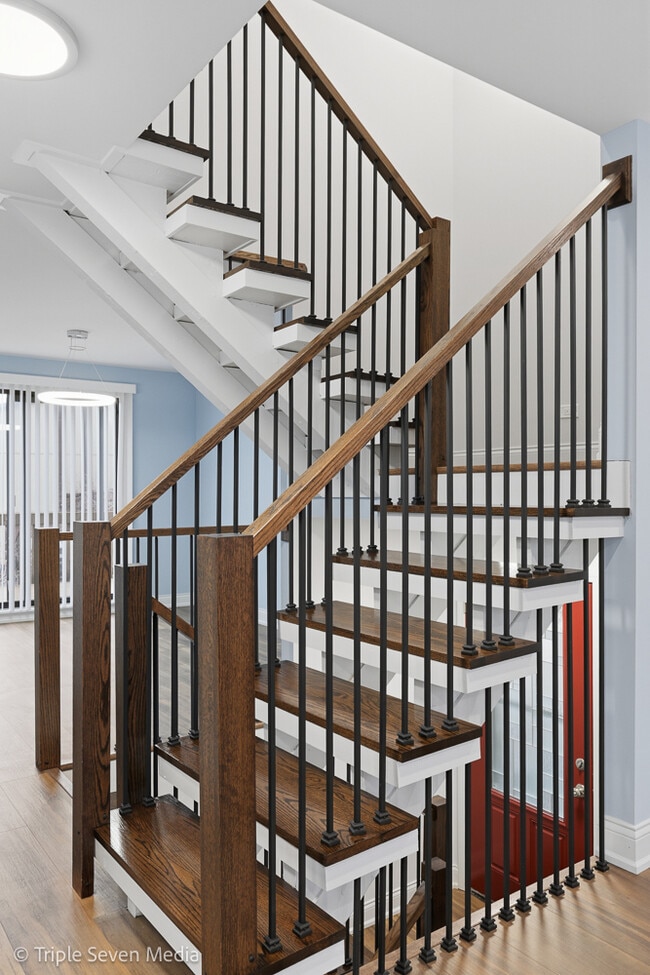 Building Photo - 777 E Golfview Dr