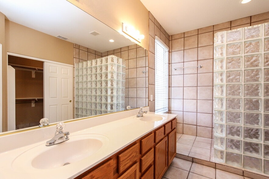 Building Photo - 2575 S 159th Ave