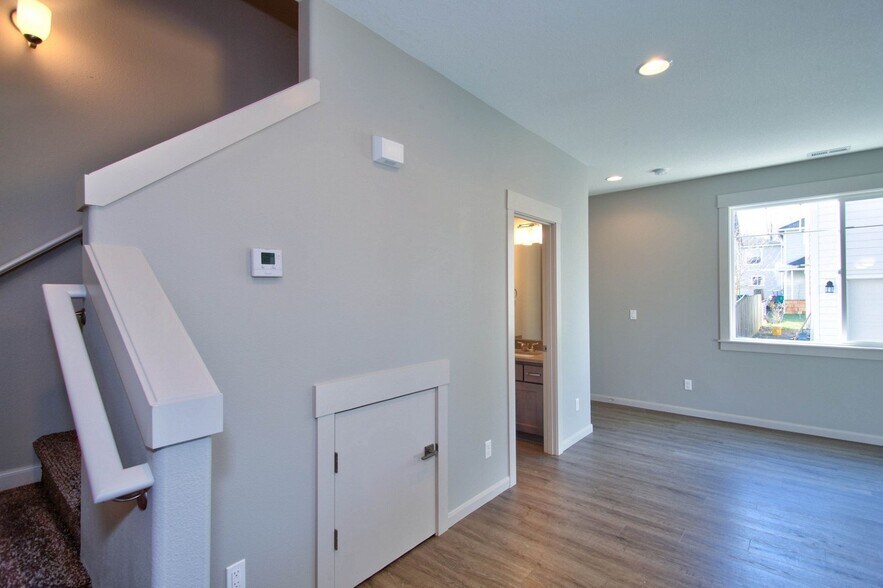 Building Photo - 9424 N Macrum Ave