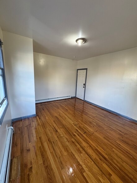 Building Photo - 154 Clarence St