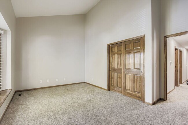 Building Photo - 7663 S Cove Cir