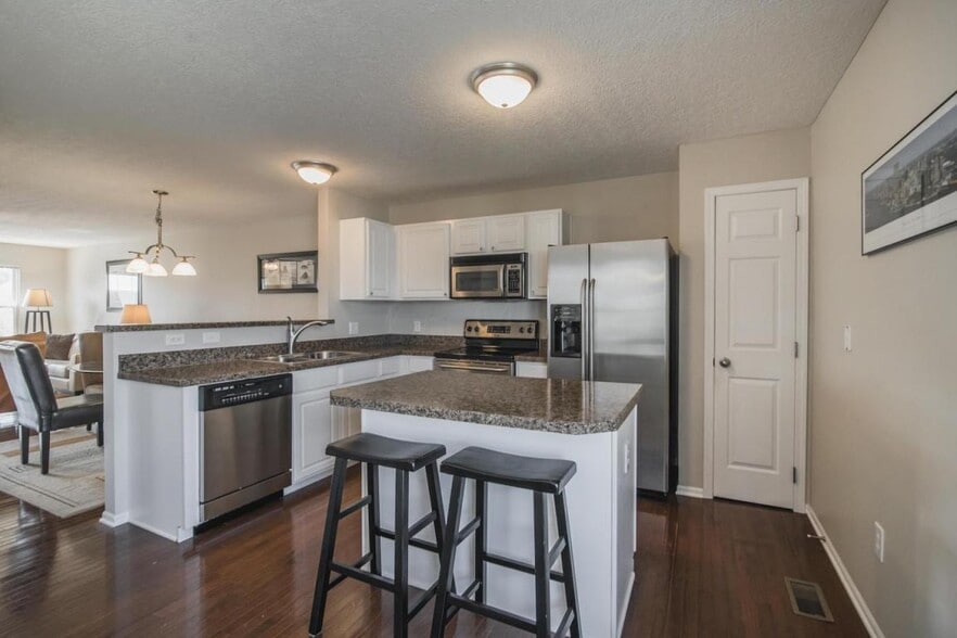 Kitchen w/Granite counters - 6014 Turnwood Dr