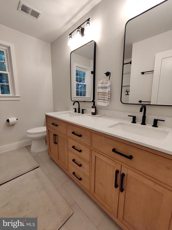 Building Photo - 9051 Laurel Hill Ct
