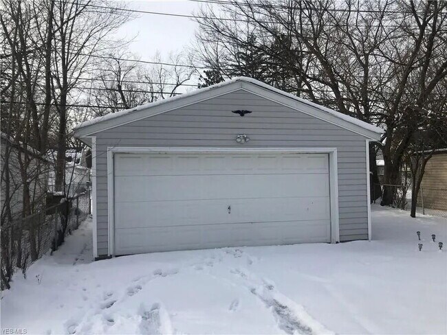 Building Photo - 1492 Maplegrove Rd
